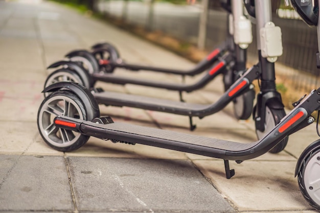 Scooter elettrici a noleggio trasporto urbano Scooter elettrici Ride Sharing in fila e pronti per il noleggio