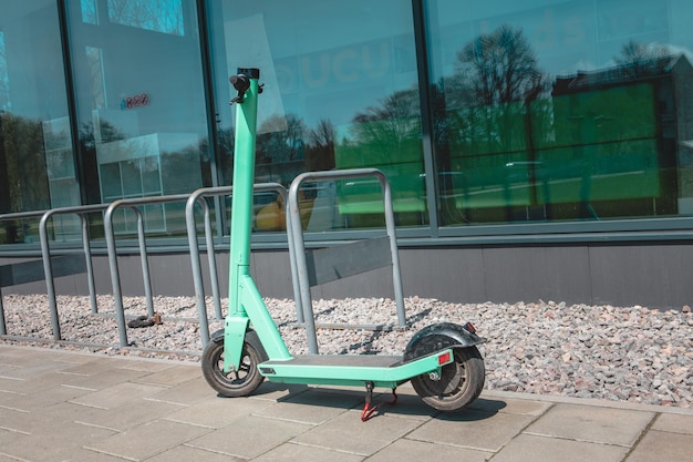 Scooter elettrico a noleggio in una strada cittadina vicino all'edificio per uffici