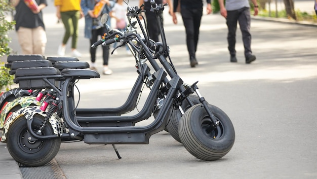 Scooter elettrico a ruote grandi in città In affitto