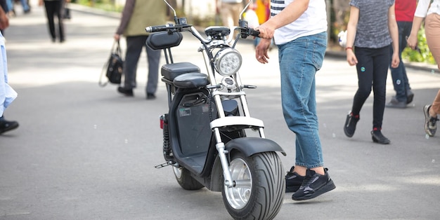 Scooter elettrico a ruote grandi in città In affitto