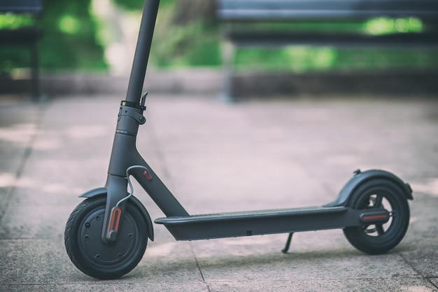 Scooter elettrico nero sulla strada nel parco.