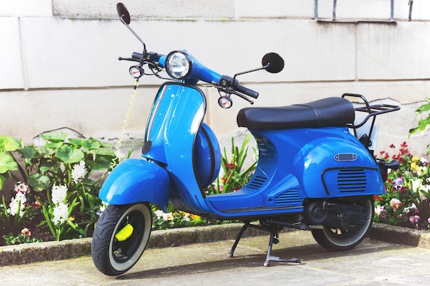 Scooter in strada vuota