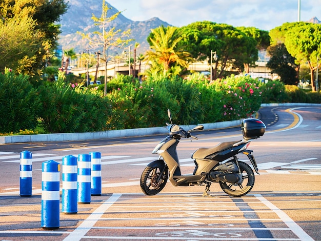 Scooter nel parco di Olbia, Sardegna, Italia