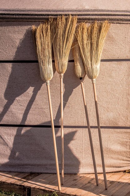 Scopa fatta di sorgo di scopa o concetto di casalinghe di servizi di pulizia domestica