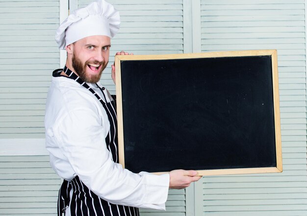 Scopri il miglior programma educativo Master chef che dà lezioni di cucina Educazione alla cucina e preparazione del cibo Master class di insegnamento del cuoco capo nella scuola di cucina Uomo che tiene lo spazio della copia del bordo