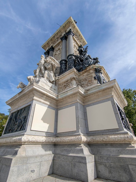 Scopri la tranquillità e lo splendore naturale: il pittoresco lago del Parco del Retiro, l'idilliaco rifugio urbano di Madrid per passeggiate serene e memorabili avventure all'aria aperta