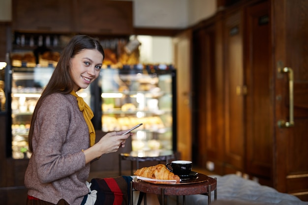 Scorrimento della ragazza in smartphone