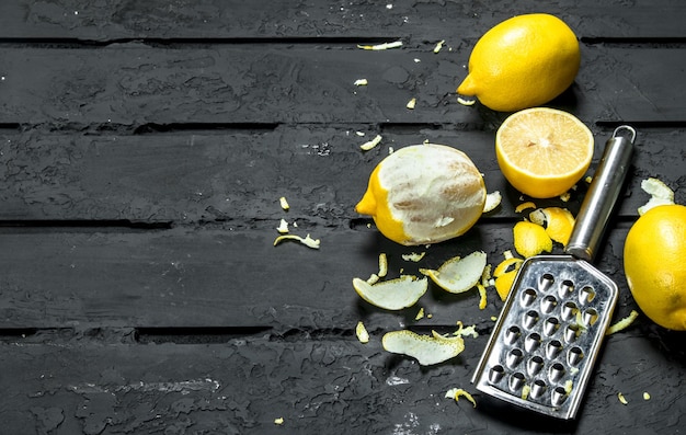 Scorza di limone fresca con grattugia
