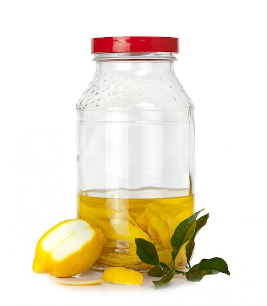 Scorza di limone in fermentazione