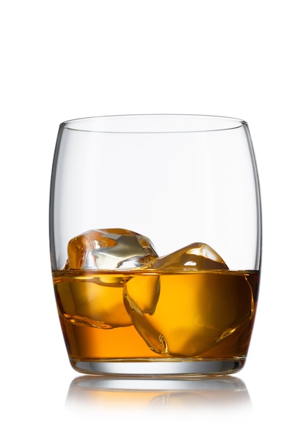 ScotchIrish o bourbon in bicchiere con cubetti di ghiaccio su sfondo bianco
