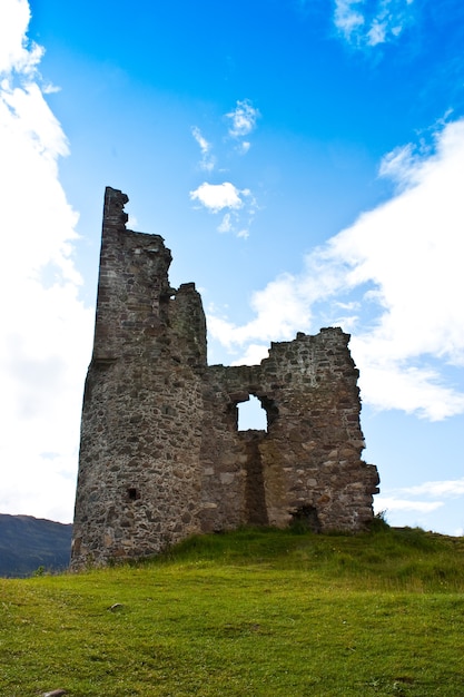 Scozia, Sutherland. Ruiner di un castello sul cielo blu.