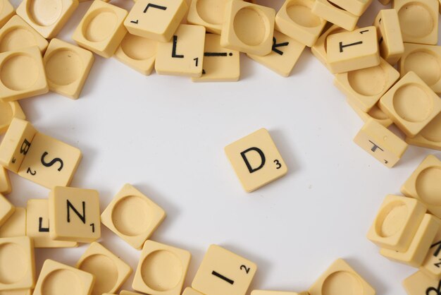 Scrabble lettera D vista dall'alto su sfondo bianco