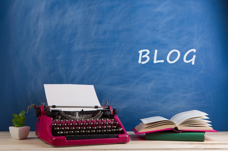 Foto scrittore sul posto di lavoro macchina da scrivere cremisi e libri su sfondo blu lavagna con testo blog