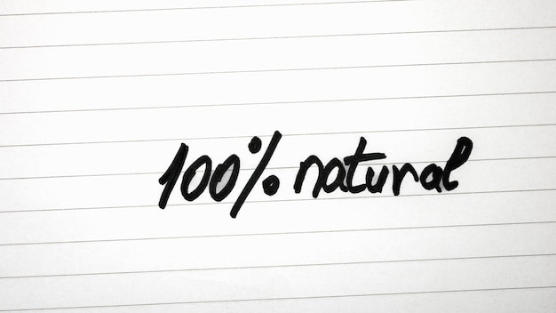 Scrittura 100 naturale su etichetta bianca su sfondo bianco