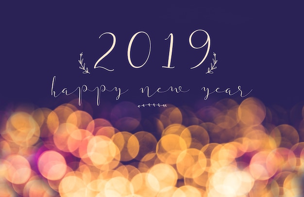 Scrittura a mano 2019 felice anno nuovo su sfondo sfocato vintage luce bokeh