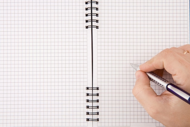 Scrittura a mano a penna su quaderno a quadretti