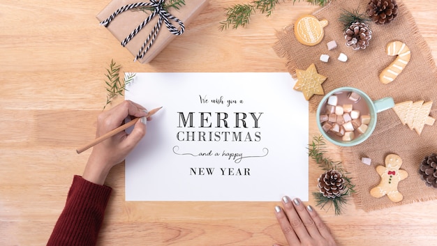 Scrittura a mano cartolina inverno Natale e felice anno nuovo e cioccolata calda con marshmallow