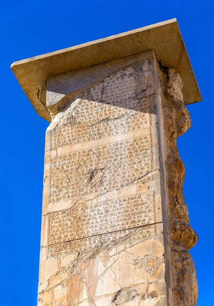 Scrittura antica su una colonna a Persepoli, Iran