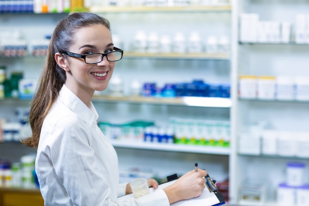 Scrittura del farmacista sulla lavagna per appunti in farmacia