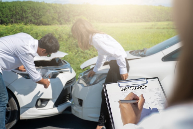 Foto scrittura dell'agente di assicurazione sugli appunti dopo le automobili di incidente.