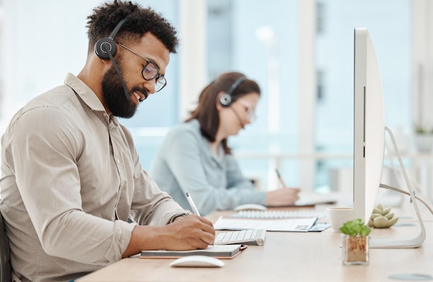 Scrittura dell'assistenza clienti e uomo d'affari al computer nell'ufficio del call center per consulenza di telemarketing e telefonata Contatto di comunicazione e vendita con dipendente e kpi o crm con notebook