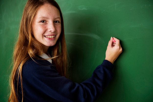 Scrittura della studentessa sulla lavagna