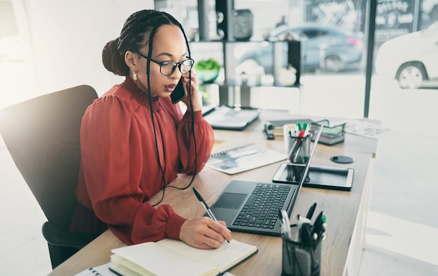 Scrittura di telefonate e donna d'affari in ufficio per la pianificazione del programma o la ricerca Collegamento in rete e amministrazione del calendario con dipendente femminile in agenzia per la tecnologia di comunicazione o la connessione