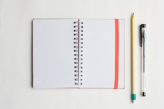 Scrittura e pianificazione, blocco note, matita e penna, vista dall'alto, copia dello spazio