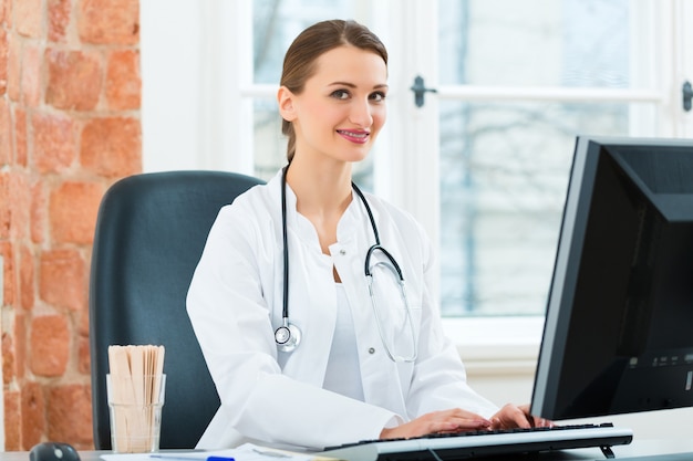 Scrittura femminile del medico nel documento