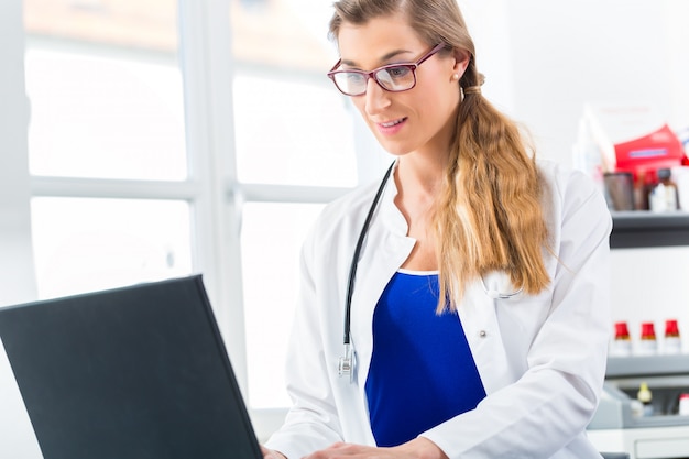 Scrittura femminile del medico sul pc nella sua clinica