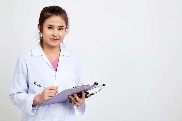 Scrittura femminile del medico sulla lavagna per appunti