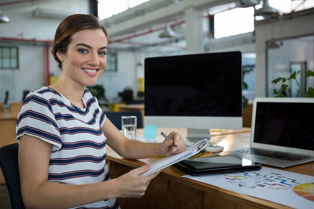 Scrittura femminile sorridente del progettista sui appunti