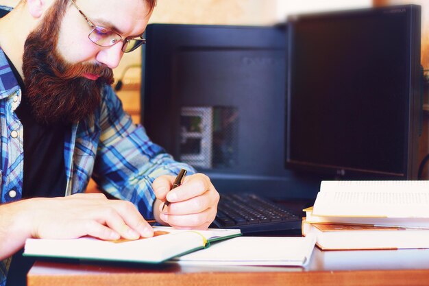 Scrittura maschio della penna del computer del lavoro