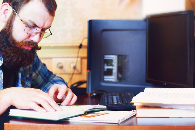 Scrittura maschio della penna del computer del lavoro