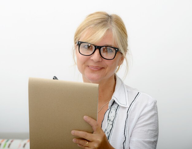 Scrittura matura della donna su un taccuino