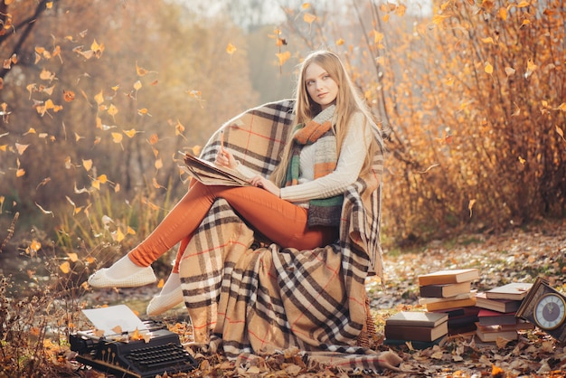 Scrittura vaga della donna nel parco di autunno