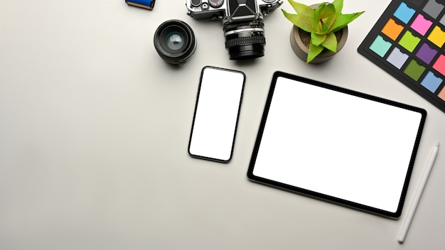 Scrivania da ufficio scena creativa con fotocamera tablet digitale per smartphone