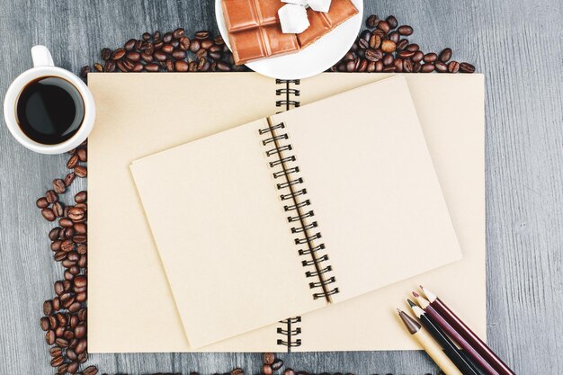 Scrivania in legno con blocco note e caffè