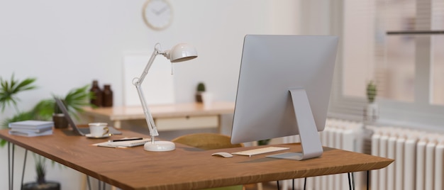 Scrivania in legno con forniture di lampade per computer e decorazioni 3D rendering 3D illustration