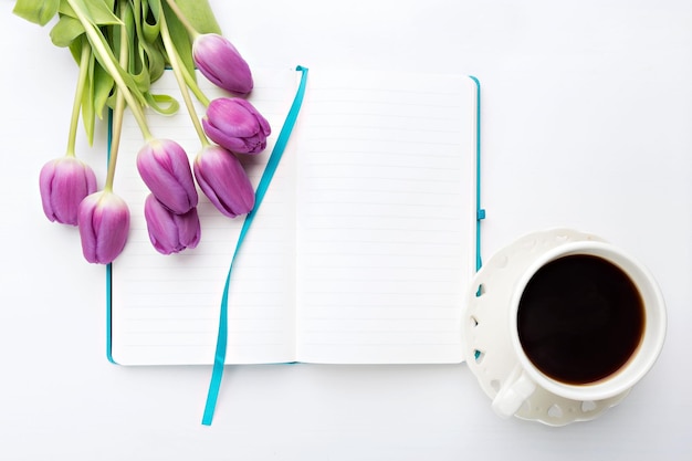 Scrivania piatta con caffè e fiori