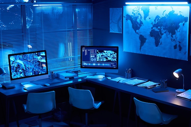 Scrivanie con monitor per computer in ufficio