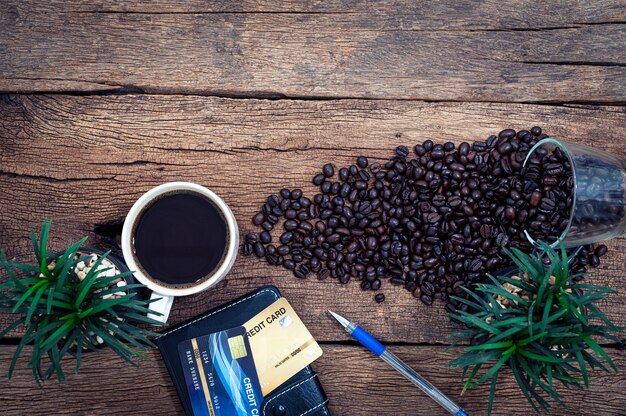 Scrivanie da lavoro, quaderni, cancelleria e caffè sono sopra la vista