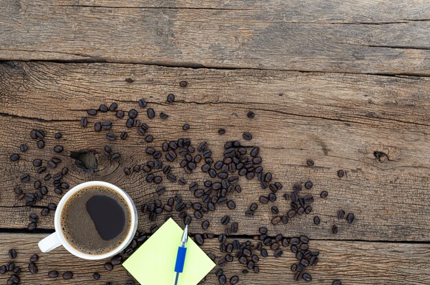 Scrivanie da lavoro, quaderni, cancelleria e caffè sono sopra la vista