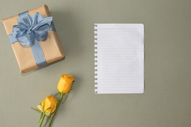 Scrivi un messaggio e fai un regalo con il cuore alla persona amata Rose gialle
