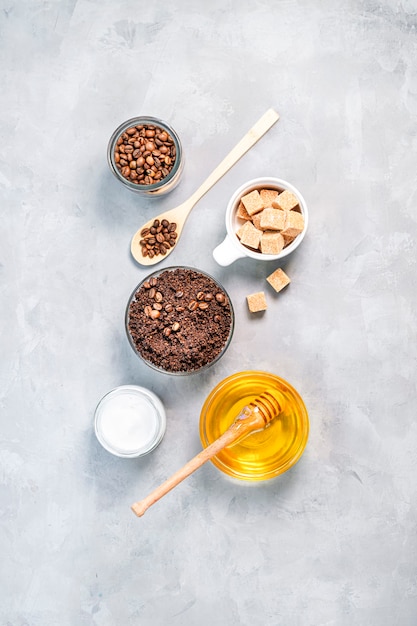 Scrub per il corpo fatto in casa con zucchero al caffè macinato e olio di cocco cosmetico fatto in casa per peeling vista dall'alto