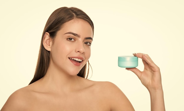 Scrub per la pulizia dei cosmetici di bellezza per la cura della pelle che presenta un prodotto cosmetico femminile