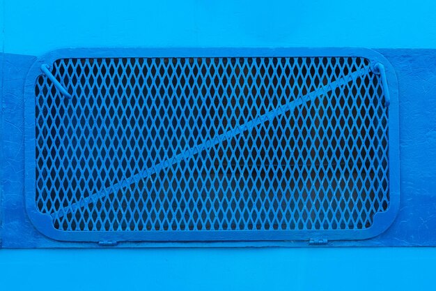 scudo protettivo in metallo blu su un primo piano della locomotiva a vapore d'epoca