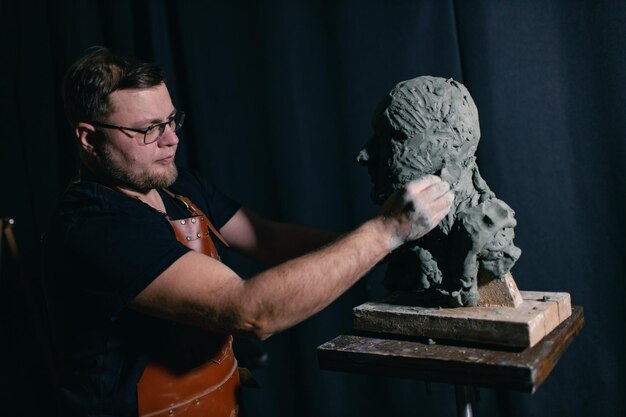 Scultore uomo crea scolpire busto argilla scultura donna umana Statua laboratorio di creazione artigianale