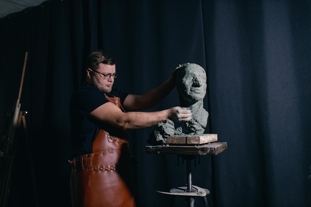 Scultore uomo crea scolpire busto argilla scultura donna umana Statua laboratorio di creazione artigianale