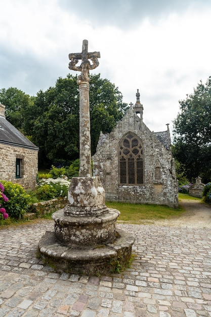 Scultura accanto alla chiesa del borgo medievale di Locronan, Finisterre, regione Bretagna, France